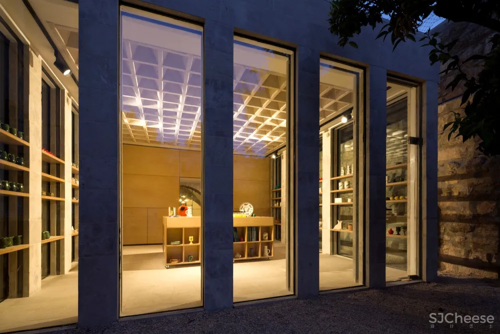 修道院地窖商店 / AAU ANASTAS