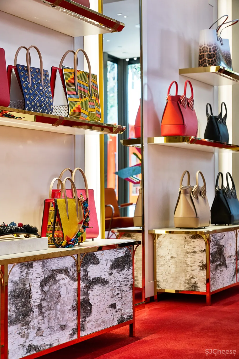 212box作品 | 树皮覆盖的Christian Louboutin精品店,与自然美感产生共鸣