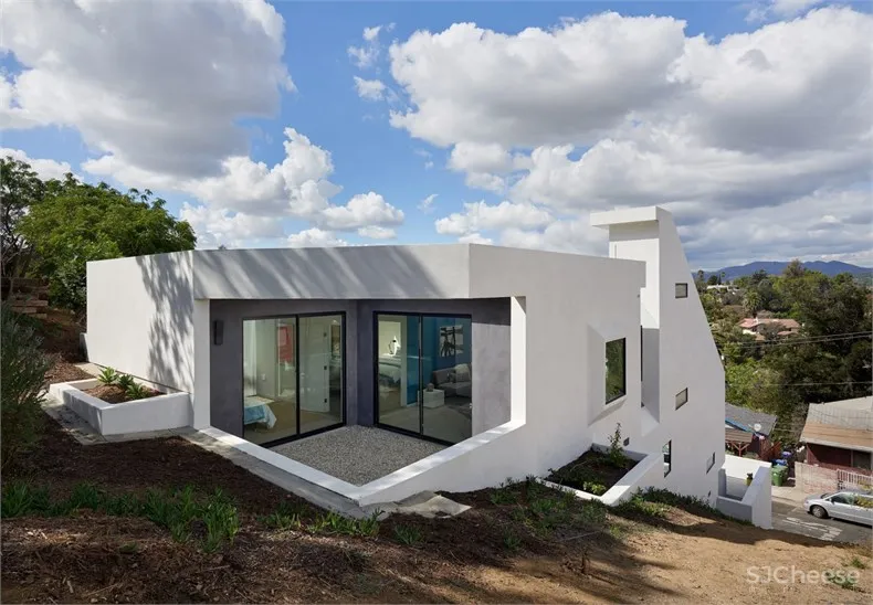 Urban Operations：洛杉矶山坡上的白色房屋