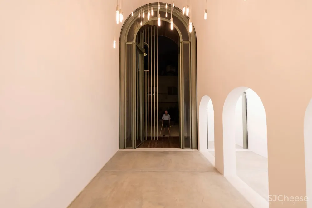 使徒彼得和圣海伦的烈士教堂 / Michail Georgiou