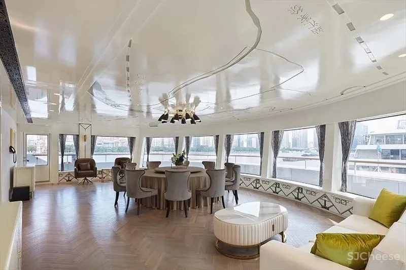 黄浦江第一艘五星级游览船--水晶公主号