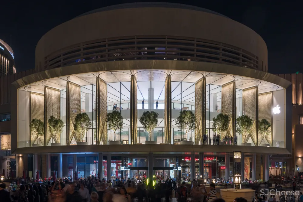 Foster + Partners completes Dubai Apple Store with carbon-fibre "solar wings"