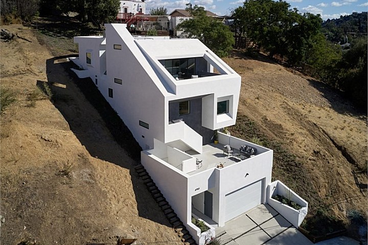 Urban Operations：洛杉矶山坡上的白色房屋
