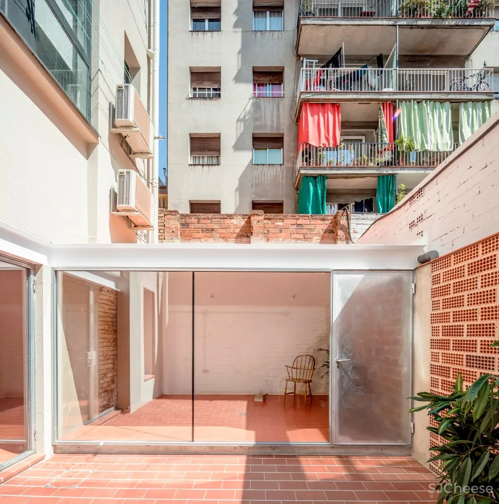 90㎡巴塞罗那不规则住宅 | CRÜ