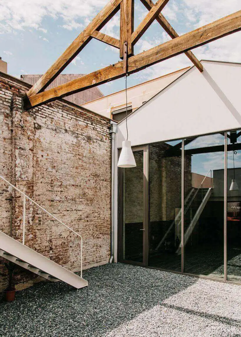 巴塞罗那工业仓库楼改造联合办公空间设计