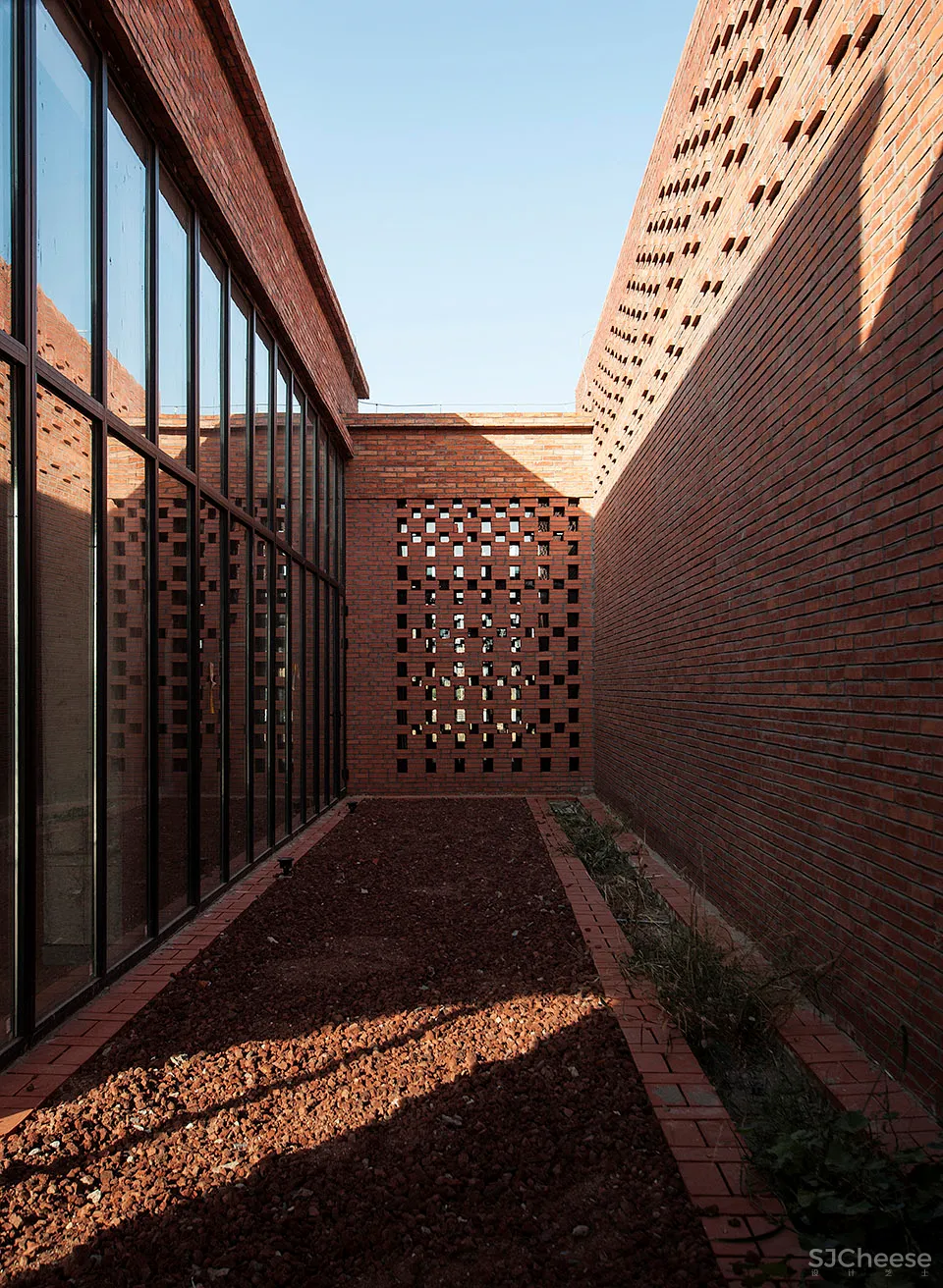 湿地中的红砖塔,河北 / 空格建筑