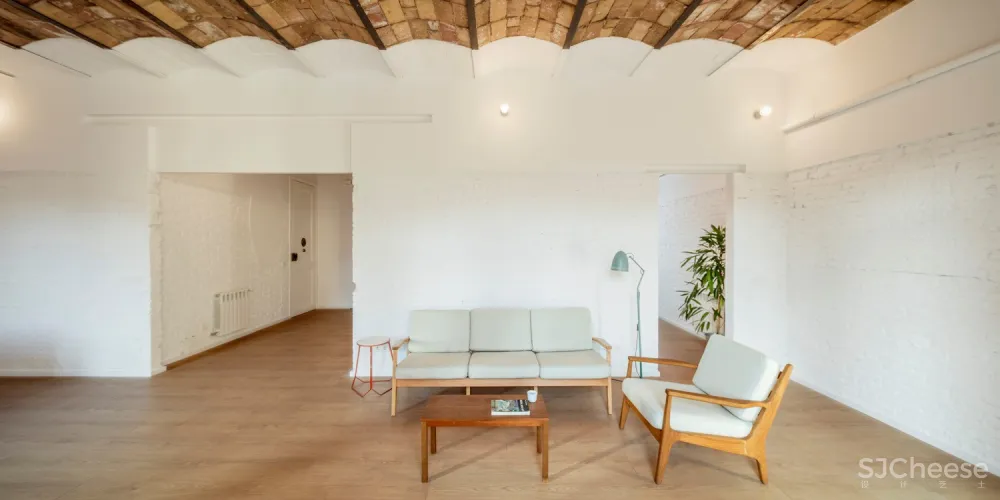 La Ramona 有趣的波浪屋面空间