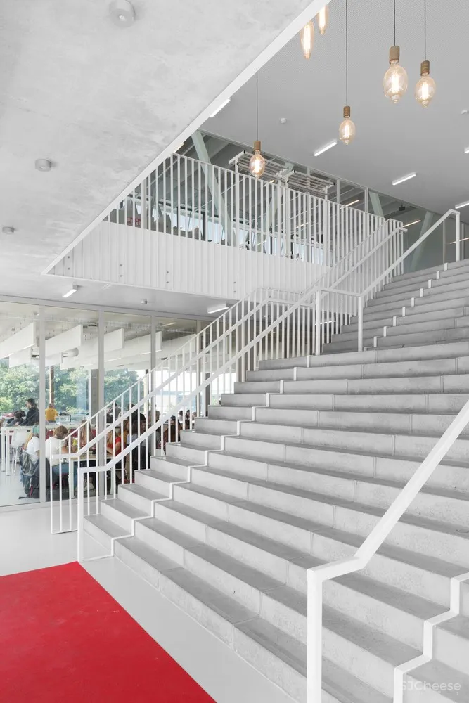 “漂浮”立方体会议楼／dmvA Architecten