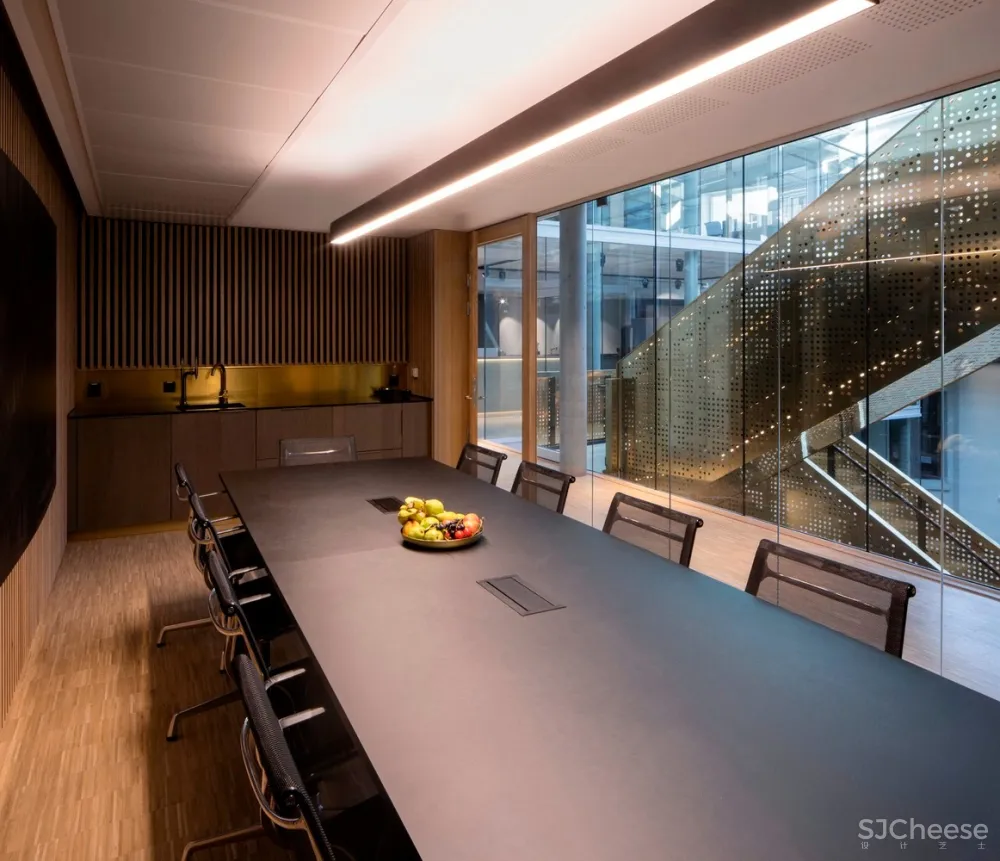 被黄铜包覆的主楼梯，绝对是这座办公楼的C位 | Pushak 首