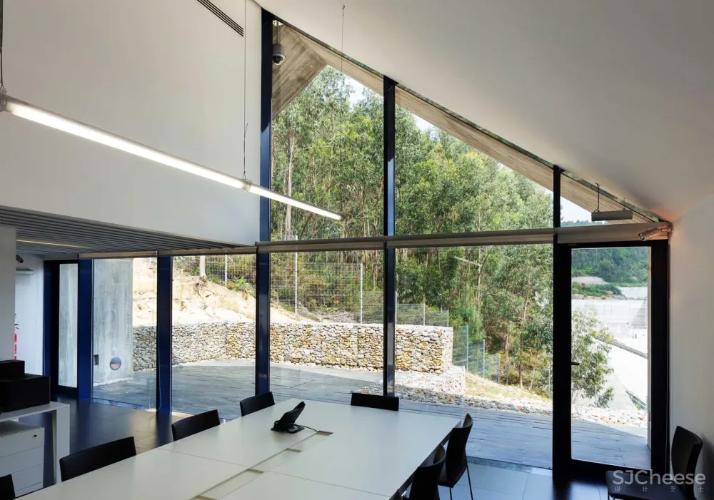 Pedro Geraldes | 森林中的现代工业建筑