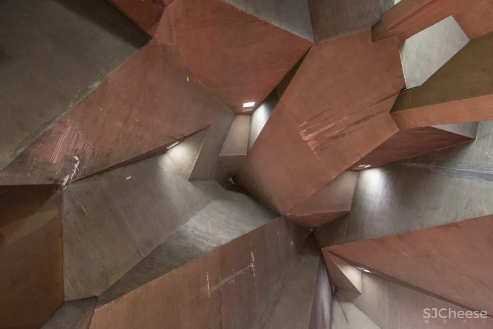 AD 经典:粗野主义代表作圣玛丽大教堂 / Gottfried Böhm