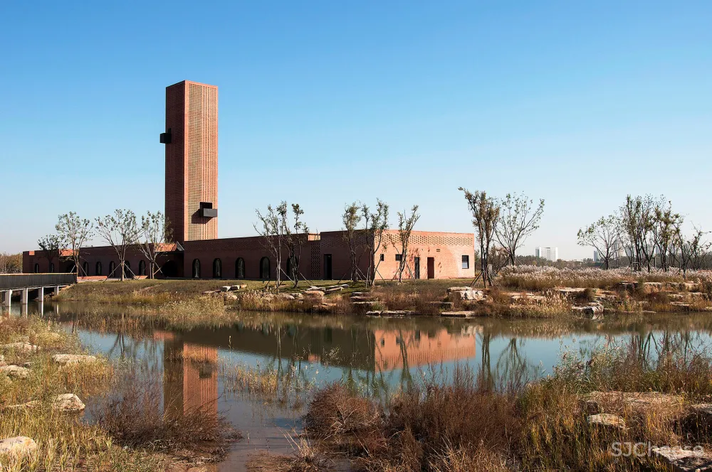 湿地中的红砖塔,河北 / 空格建筑