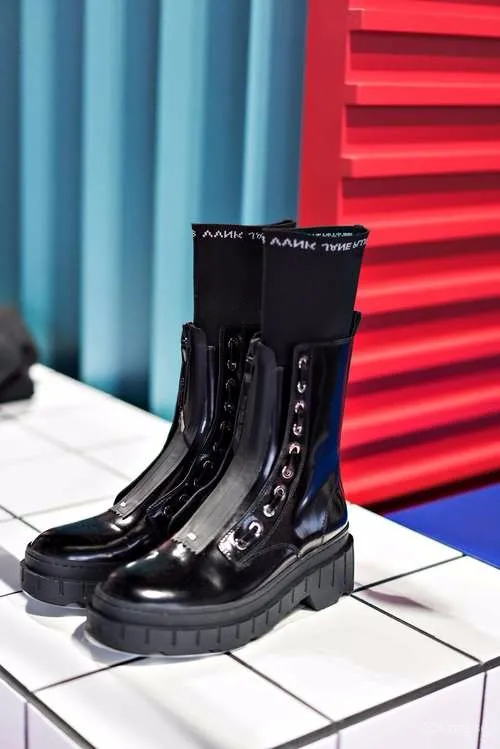 色彩与廓形 · VVNK 装置艺术空间 | Zinovatnaya