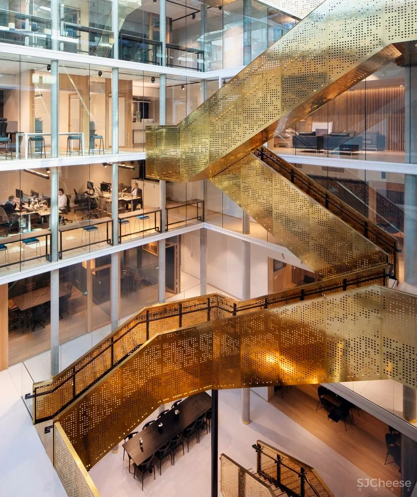 被黄铜包覆的主楼梯，绝对是这座办公楼的C位 | Pushak 首