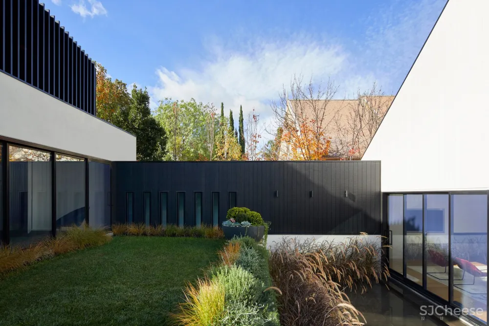 首发 | Mostaghim & Associates 让冬季的阳光进入生活空间 首