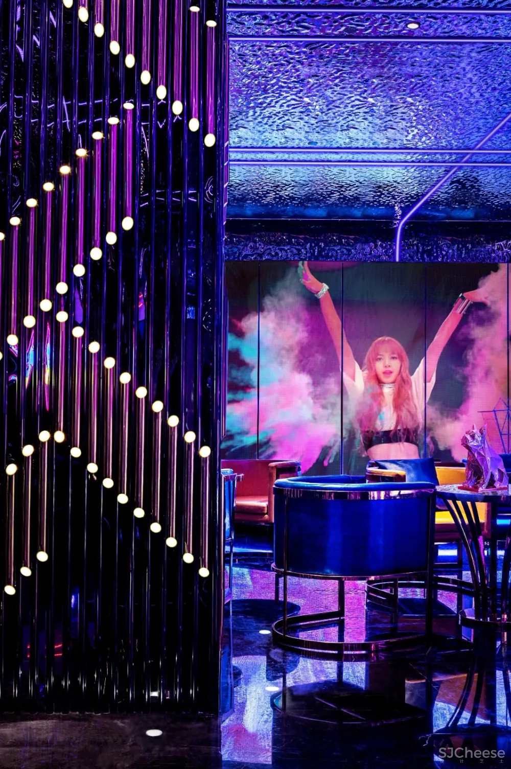 新作 | “好色的绅士” KINGKISS KTV 首