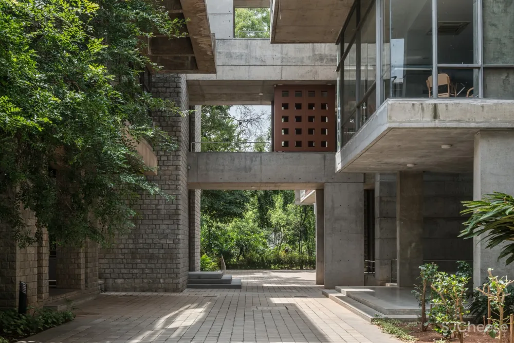 IIM-B 新教学综合体 / Mindspace Architects 首