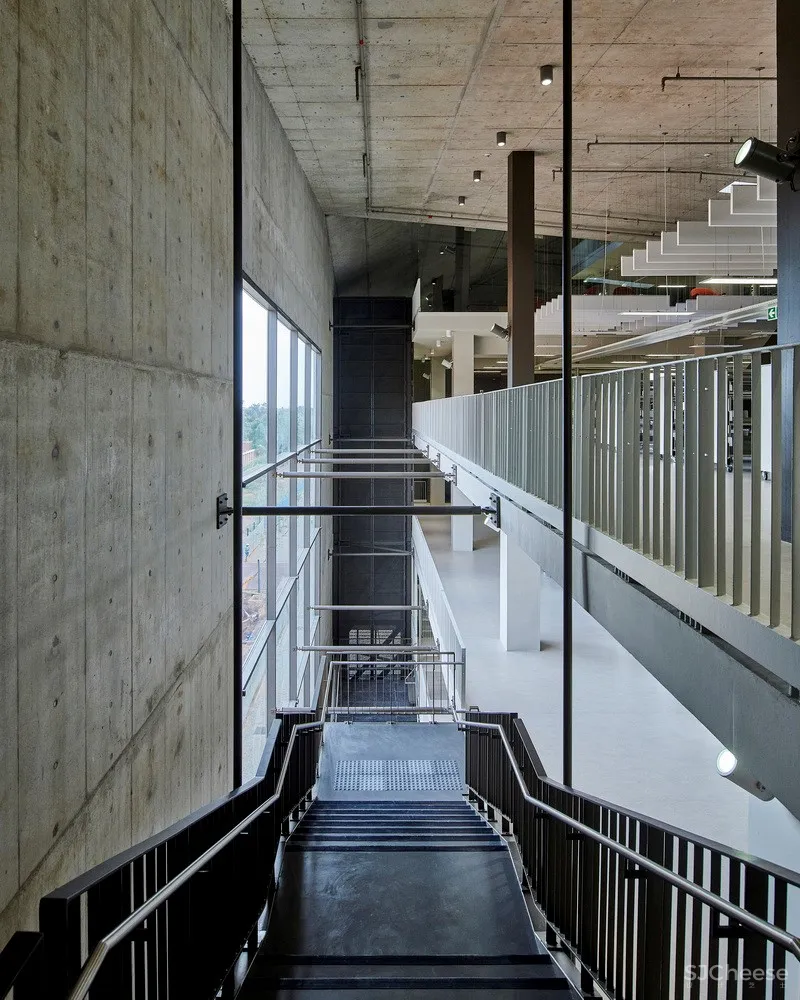 索尔·普拉特杰大学学生资源中心 / Designworkshop