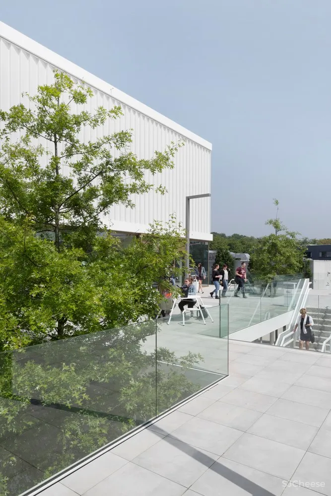 “漂浮”立方体会议楼/dmvA Architecten