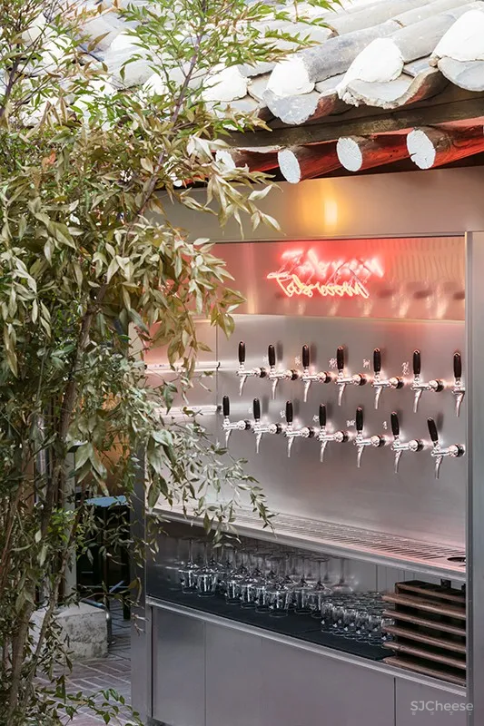 首尔老建筑内的现代 CALIGARI 酒吧 | labotory 首