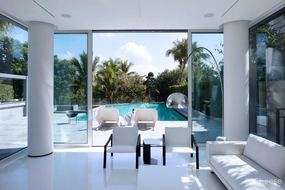 新作 | 1400m² 极简白顶级度假别墅，89年设计师惊艳演绎 首