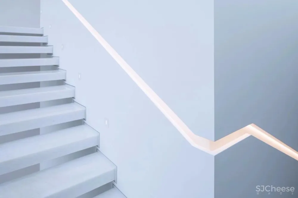 新作 | 1400m² 极简白顶级度假别墅，89年设计师惊艳演绎 首