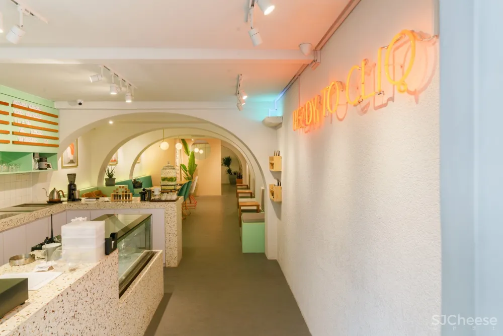 Studio Kota：明亮的空间氛围 Cliq Coffee 首