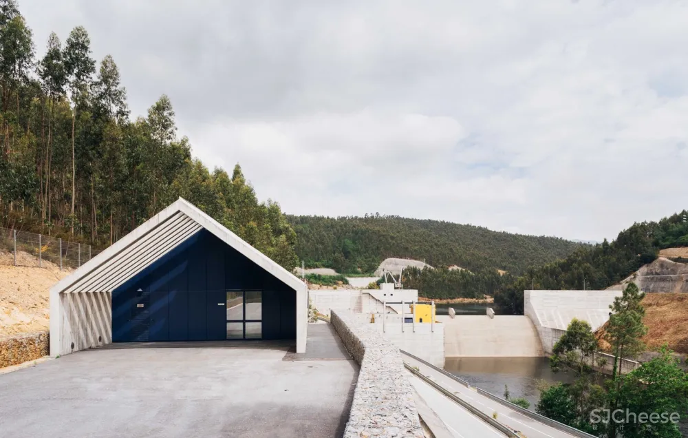 Pedro Geraldes | 森林中的现代工业建筑