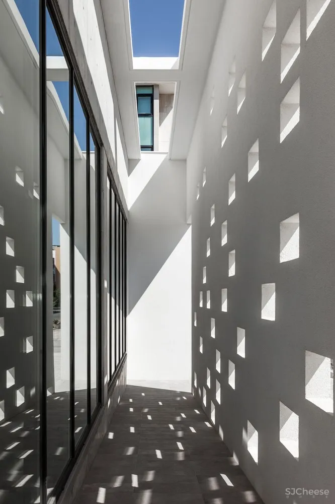 Varda Studio | 抽象的镂空形式建筑