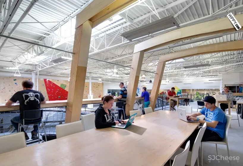 [健身馆] brooklyn boulders coworking space features towering rock climbing wall