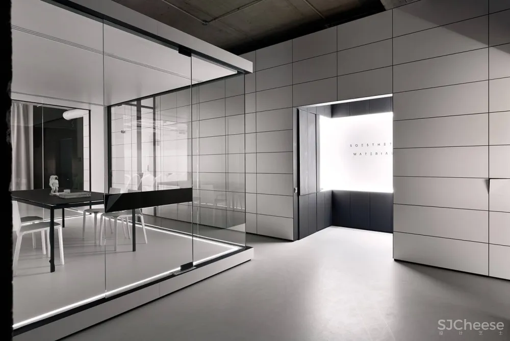 乌克兰黑白简约Soesthetic集团办公室 | SOESTHETIC GROUP