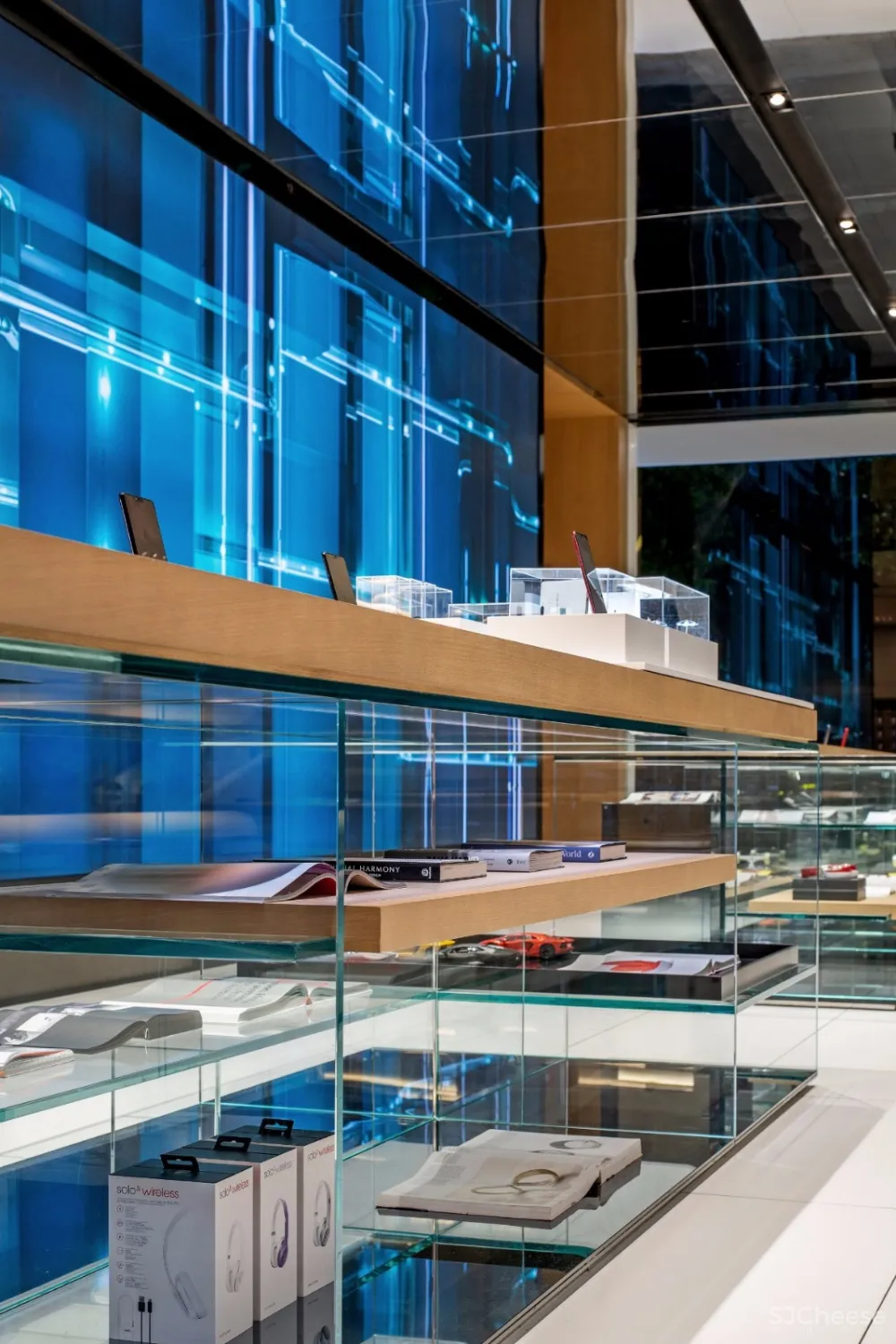 DOMANI东仓新作首发 | OPPO 深圳旗舰店· 透明的存在