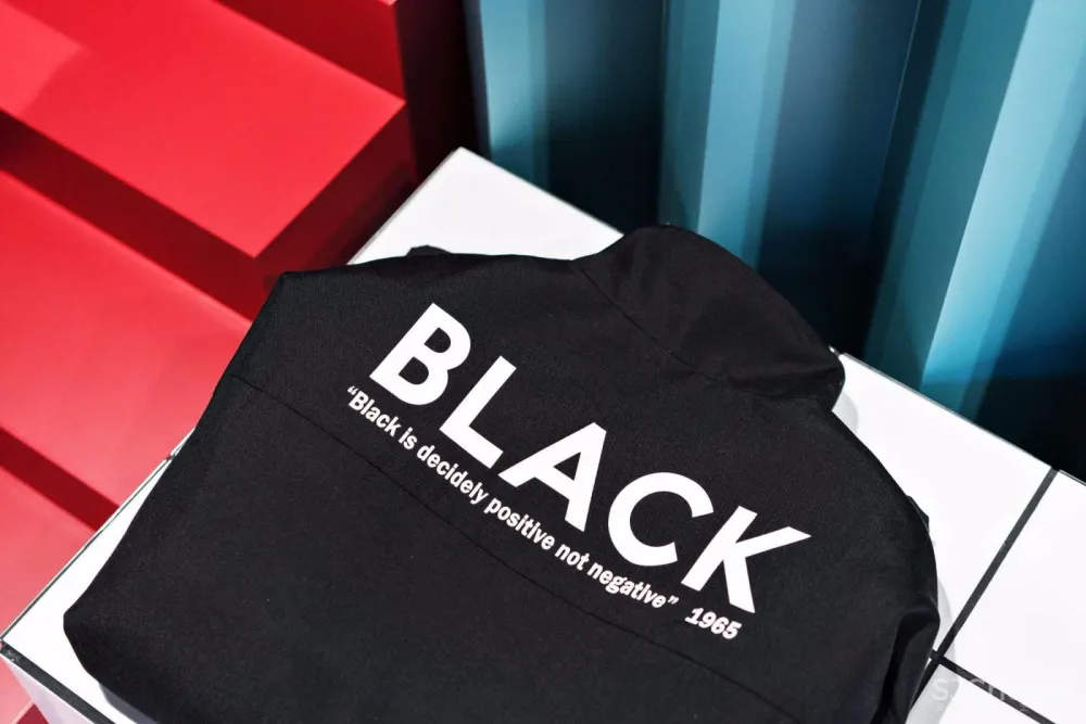 色彩与廓形 · VVNK 装置艺术空间 | Zinovatnaya