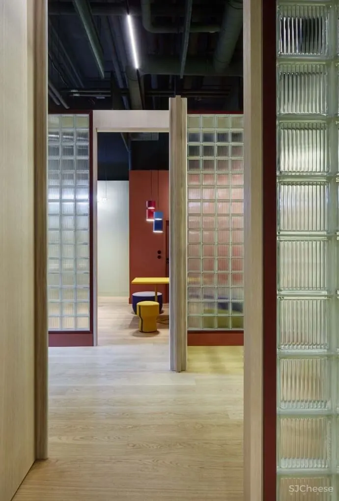 柏林一家未来主义药房设计