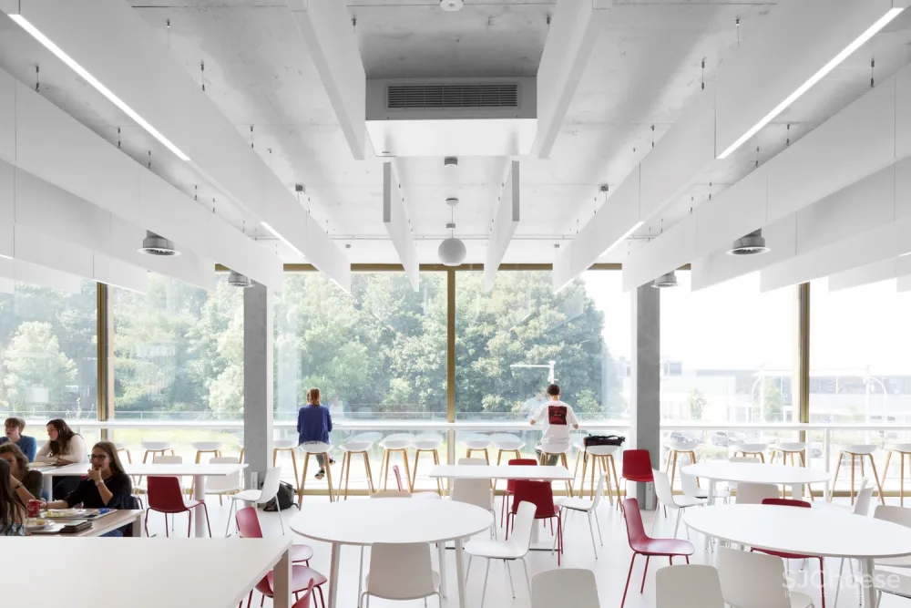 “漂浮”立方体会议楼/dmvA Architecten