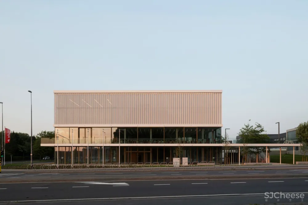 “漂浮”立方体会议楼/dmvA Architecten