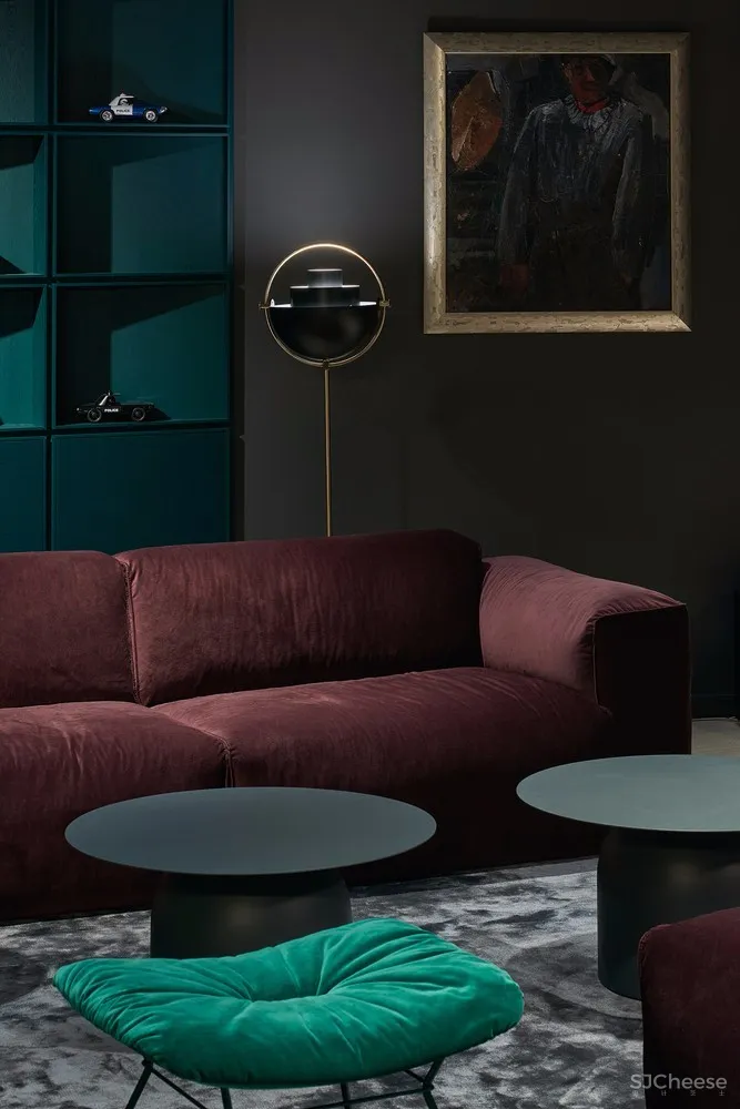 饱和色+黑色，立陶宛80㎡戏剧般的公寓 | HEIMA architects 首