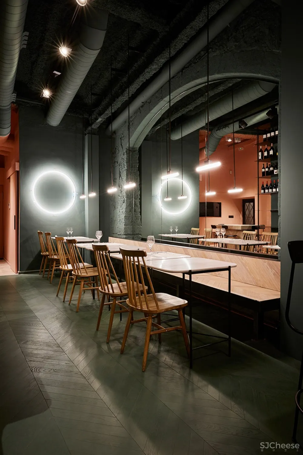 巴塞罗那：葡萄酒色调的 Orvay酒吧 首