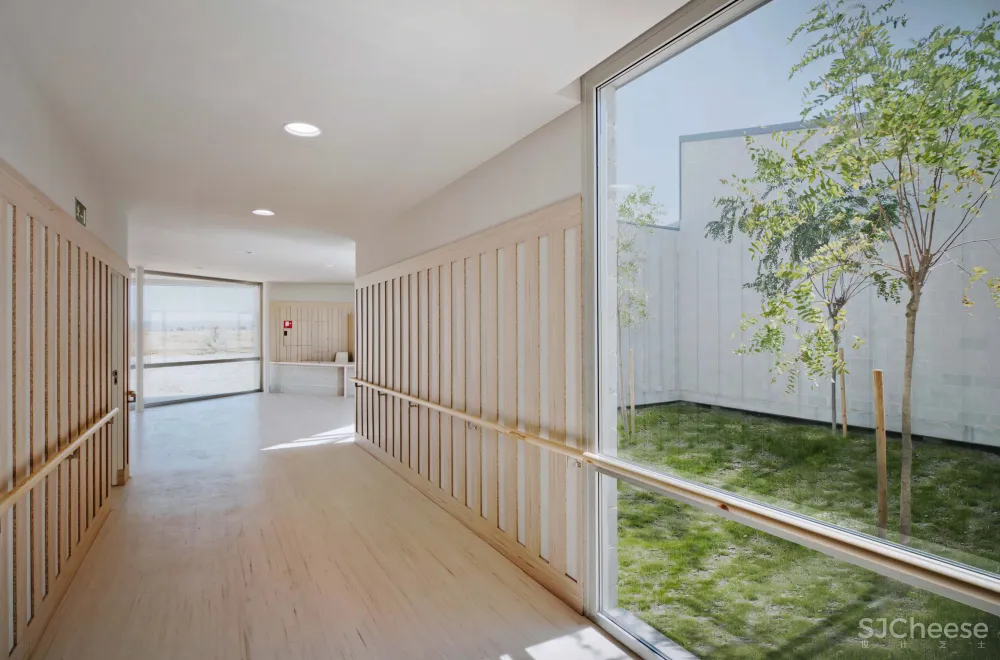 Óscar Miguel Ares Álvares creates "abstract and hard" care home