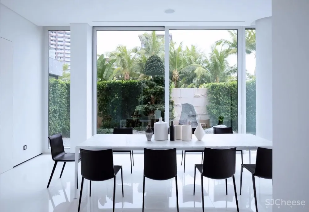 新作 | 1400m² 极简白顶级度假别墅，89年设计师惊艳演绎 首