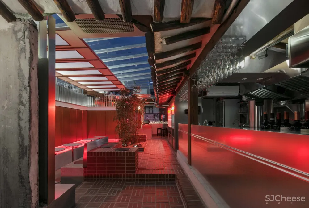 首尔老建筑内的现代 CALIGARI 酒吧 | labotory 首