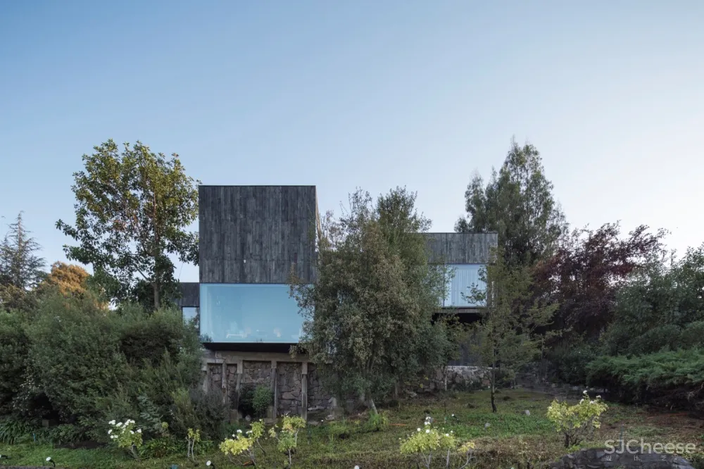 黑色原木住宅 Casa Zupe