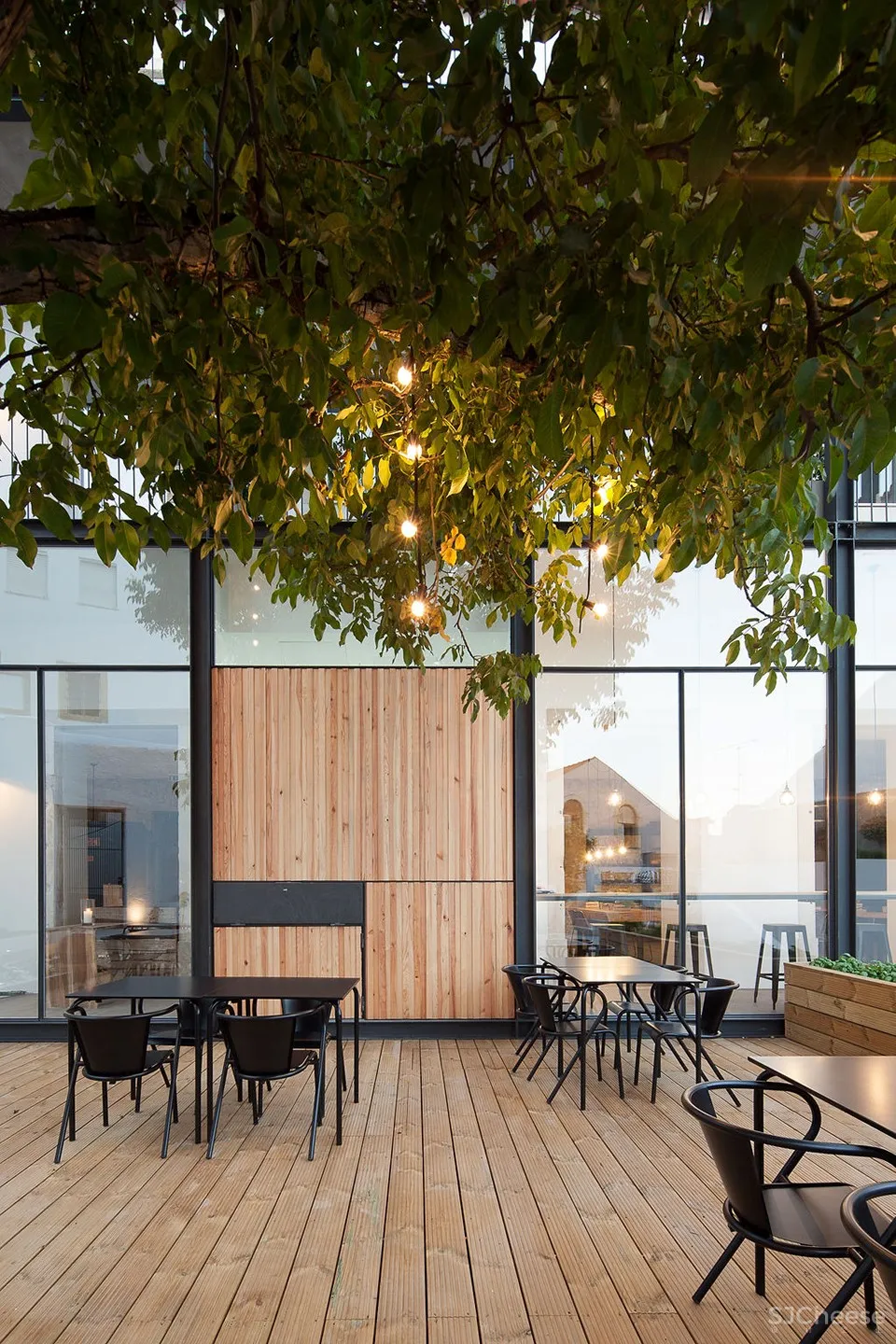 科英布拉酒店改造，葡萄牙 / depA Architects