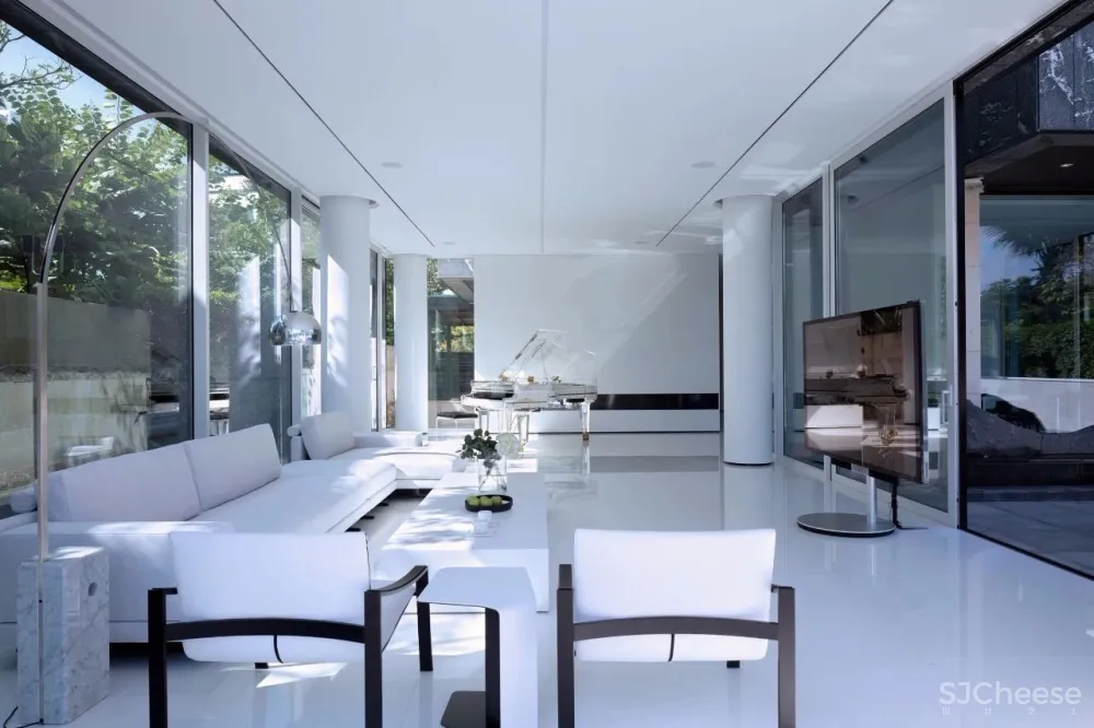 新作 | 1400m² 极简白顶级度假别墅，89年设计师惊艳演绎 首