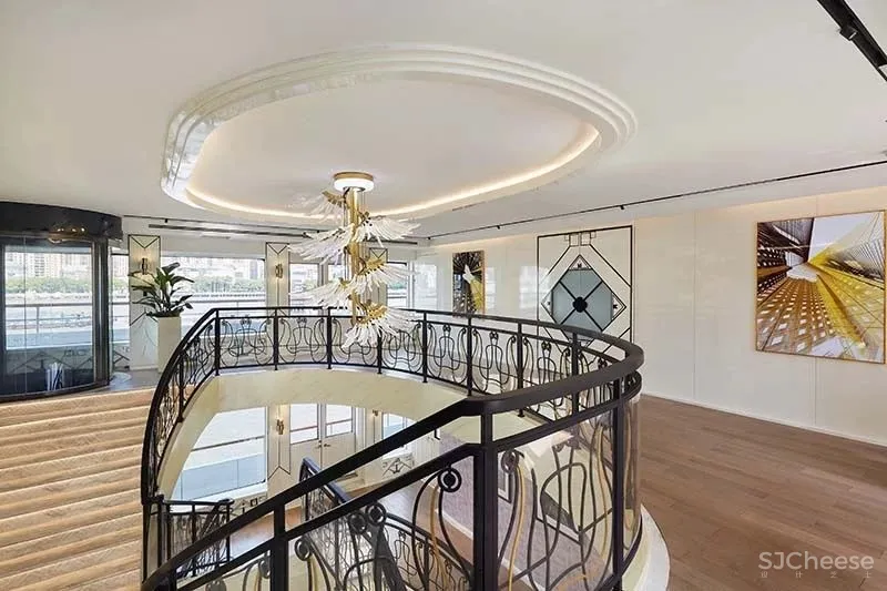 黄浦江第一艘五星级游览船--水晶公主号