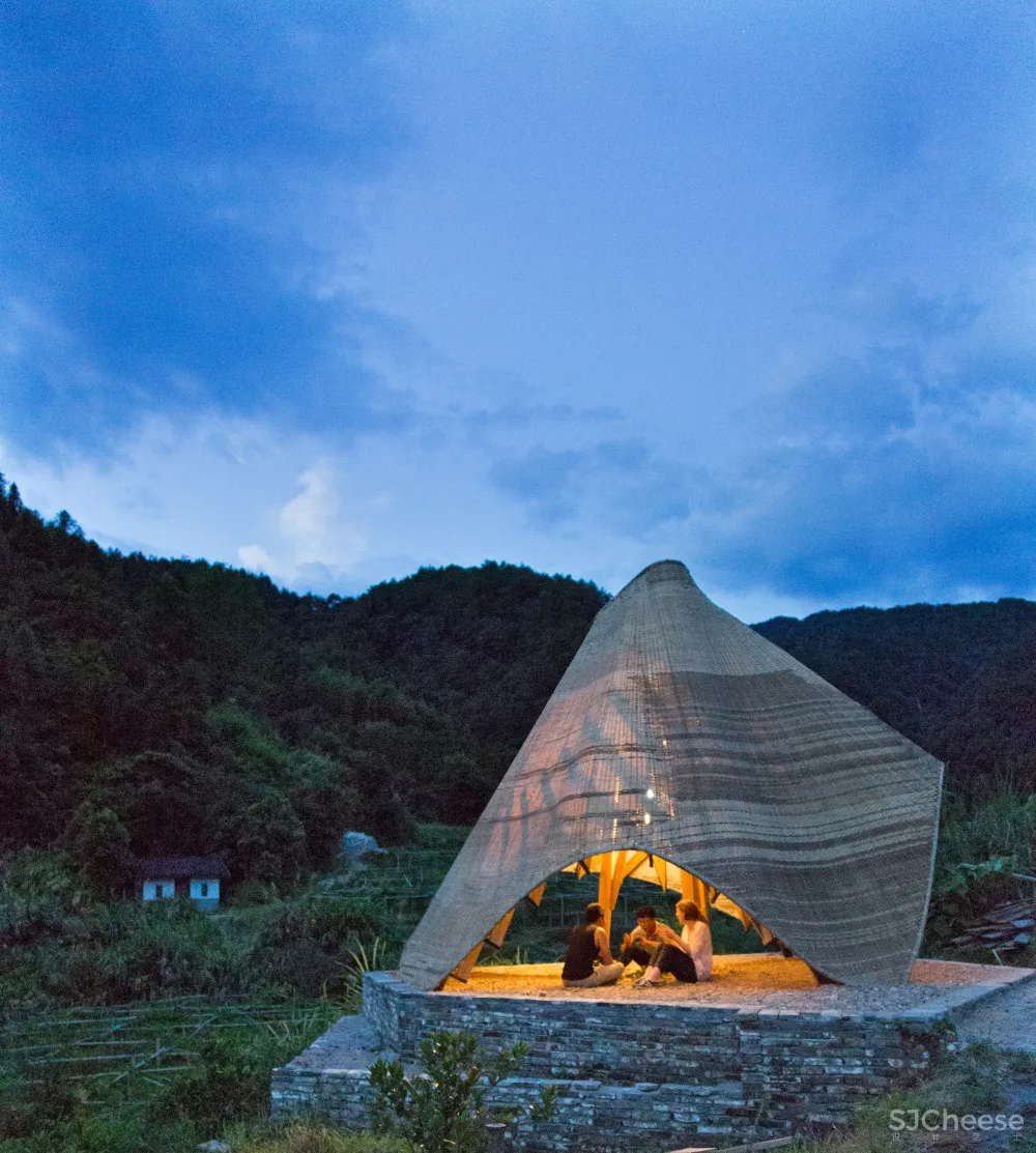 Students "reinvigorate" traditional bamboo weaving for Sun Room pavilion