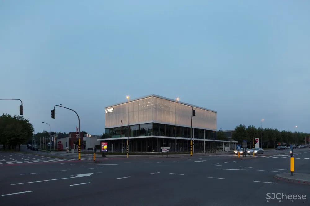 “漂浮”立方体会议楼/dmvA Architecten