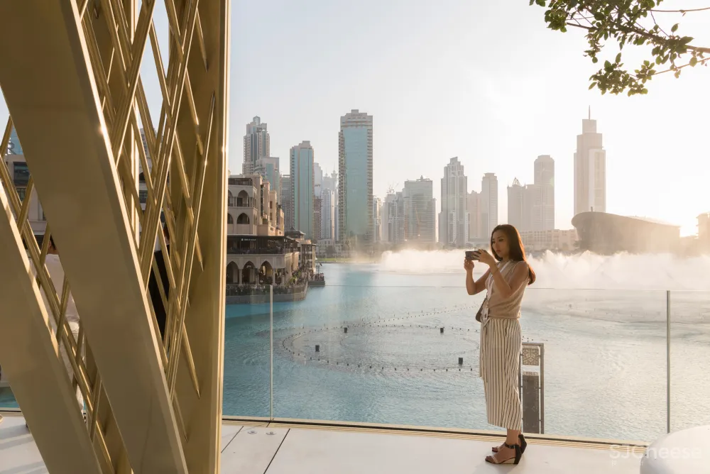 Foster + Partners completes Dubai Apple Store with carbon-fibre "solar wings"