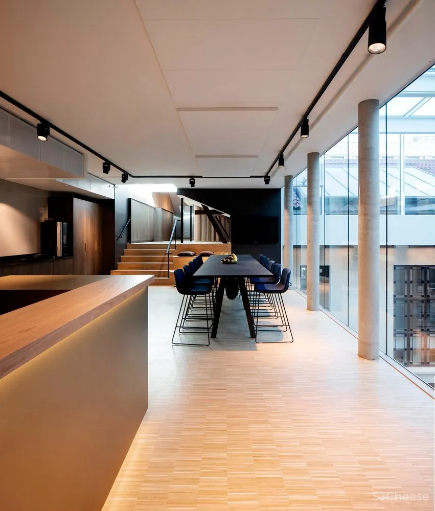 被黄铜包覆的主楼梯，绝对是这座办公楼的C位 | Pushak 首