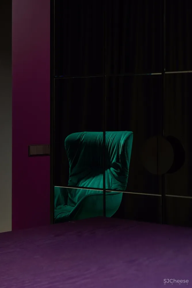 饱和色+黑色，立陶宛80㎡戏剧般的公寓 | HEIMA architects 首